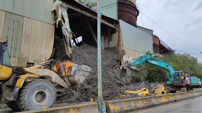 桃园市龟山区承恩公司砂石厂疑似土石堆放过多，导致侧墙倒塌，压死计程车司机，刘姓厂长遭检方声押。（赖佑维摄）