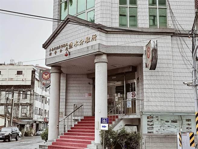 南市又传员警服勤时生病倒下，新营警分局盐水分驻所长突心血管阻塞送医。（张毓翎摄）