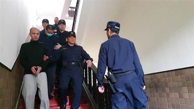 林春雄（穿黑衣者）和女友，5年前轮奸邱姓少女还残忍焚尸，高院更三审认定林春雄等五人非情节重大犯罪且有教化可能，各判无期徒刑。(林伟信摄)