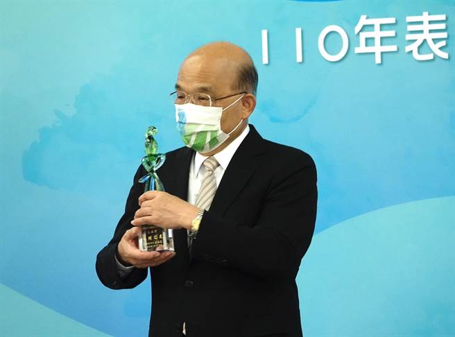 行政院长苏贞昌（右）13日出席公开活动前受访表示，总统是国家元首，三军统帅率领全国军民保卫国家主权，维护国家安全，竟有人藉质询来造谣，无端说总统会第一个投降，这影响国人民心士气何其严重，他作为行政院长，在当场一定要愤然抵抗，来纠正谎言，挺身拨乱反正，「做我该做的事」。（陈信翰摄）