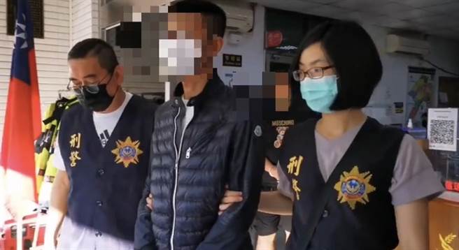 刘姓男子遭警方逮捕，当场自提袋内查扣2枝具有杀伤力的改造手枪(仿克拉克及沙漠之鹰手枪)及弹匣内子弹30颗。(苏育宣翻摄)