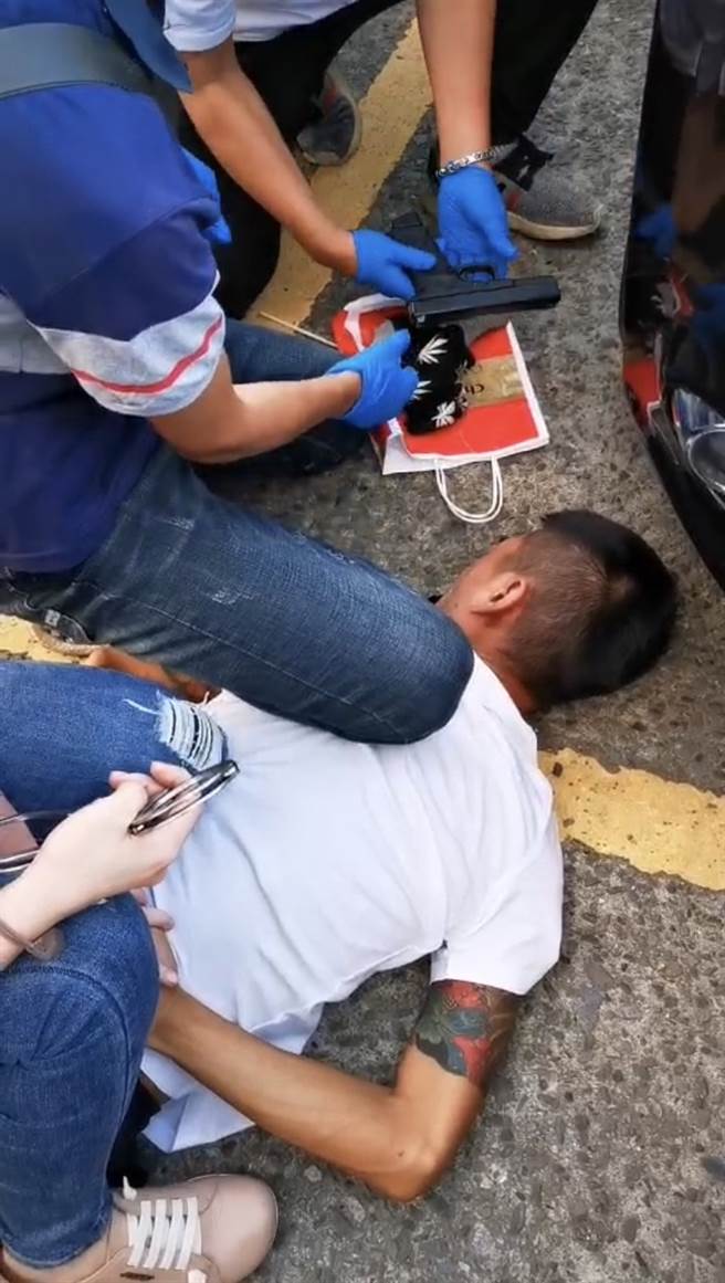 刘姓男子遭警方逮捕，当场自提袋内查扣2枝具有杀伤力的改造手枪(仿克拉克及沙漠之鹰手枪)及弹匣内子弹30颗。(苏育宣翻摄)