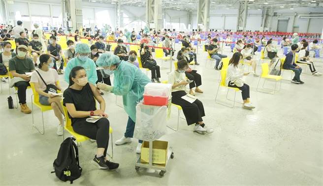 第12轮3款国际疫苗全上阵，4对象可施打，其中AZ第二剂、BNT第一剂开放全年龄接种。（示意图／本报资料照片）