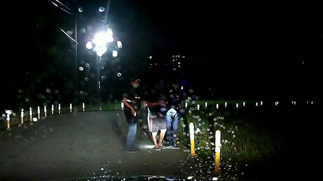 賴姓老翁於11日颱風夜間獨自外出後迷途，竟從楊梅區走到八德區，路程長達15公里，所幸被八德警方發現平安送其返家。（桃園市八德警分局提供／陳夢茹桃園報導）