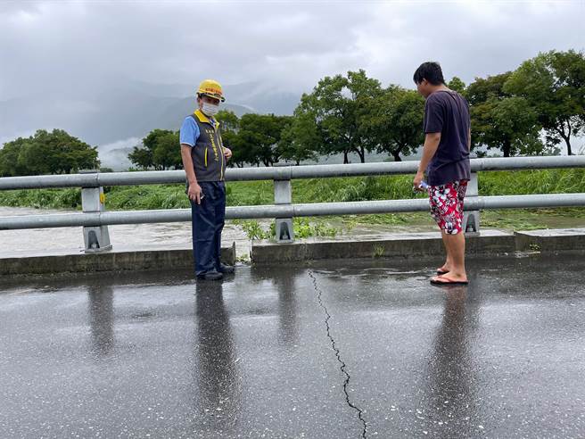 圆规颱风外围环流挟带超大豪雨重创花莲，中区凤林镇復兴路林田桥因凤林溪水暴涨，桥面也有龟裂情形。（凤林镇公所提供／罗亦晽花莲传真）
