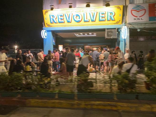 有民眾投诉指出，台北市中正区罗斯福路上的酒吧出现大批人群聚的情形，在上周六双十连假饮酒享乐，即使没在饮食的客人也都没戴口罩，完全没有遵守防疫规则。（读者提供）