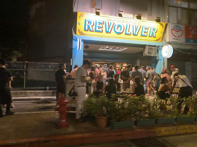 民眾投诉表示，位在中正区的这家酒吧当天生意很好，店内挤满客人，室内空间已无法容纳，甚至挤到户外。（读者提供）