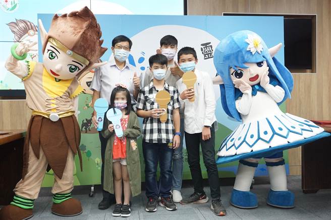 农委会水土保持局台中分局举办「水、土精灵小小形象代言人」徵选活动，坪林国小王羽乔（前排左）、云林县水林乡的中兴国小张耀鹏（前排右）及陈耀亮（前排中）获选小小形象代言人。（王文吉摄）