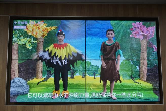 云林县水林乡的中兴国小五年级张耀鹏及六年级陈耀亮精心准备背景及道具，以高度默契流畅演出改编戏剧。（王文吉摄）