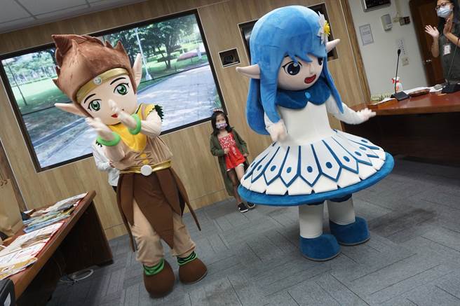 水精灵、土精灵为水保局台中分局吉祥物，深受大小朋友喜欢。（王文吉摄）