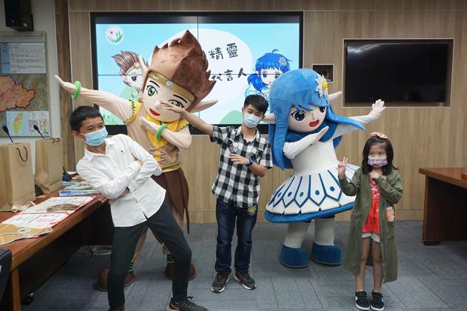 小小形象代言人与水精灵、土精灵吉祥物开心唱跳。（王文吉摄）