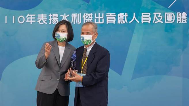 總統頒發終身成就獎予水利署前副署長林火木(總統府提供)