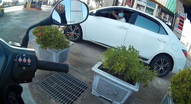 旗山一名男子向女警求助，表示太太的羊水破了。女警听后帮汽车开道，护送孕妇到医院生产。（翻摄照片／林瑞益高雄传真）