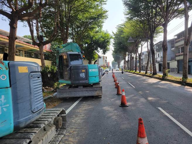 螺青国小位在北斗镇斗中路上，是通往田中与北斗的重要道路，该路段为４线道往返车速都不慢，校方围墙与斗中路上的中央分隔岛上，都种满小叶榄仁树。（民眾提供／吴建辉彰化传真）