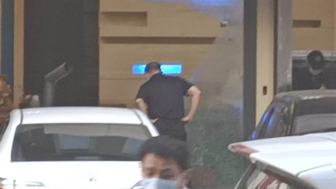 苗栗縣頭份市尚順廣場1棟民宅1樓落地窗遭人開槍示威擊碎。（讀者提供／謝明俊苗栗傳真）