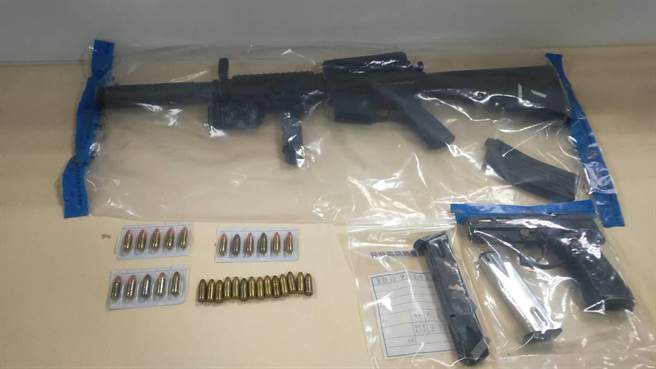 苗栗縣頭份市尚順廣場1棟民宅1樓落地窗遭人開槍示威擊碎，警方起出作案長短槍。（竹南警分局提供／謝明俊苗栗傳真）