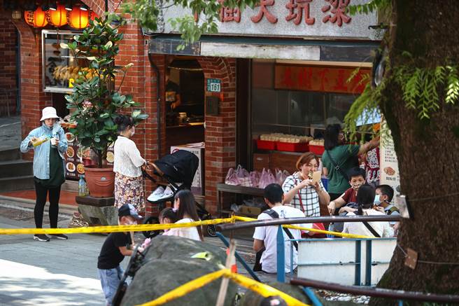 基本工资将于明年调涨，且一口气调涨超过5％。图为北市深坑老街。（示意图，邓博仁摄）