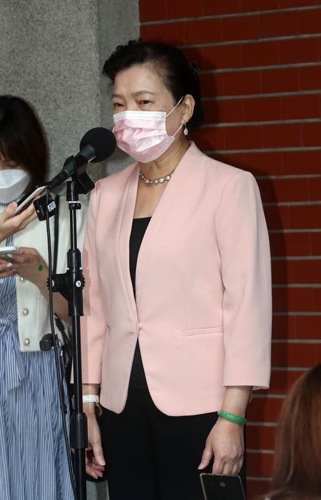 基本工资将于明年调涨，且一口气调涨超过5％，餐饮业饱受疫情衝击，现在又要面临原物料、基本工资上涨压力是苦不堪言；经济部长王美花今坦言，餐饮业确实经营很辛苦，接下来又得面临基本工资调涨，经济部会尽快搜集资料，10月底前提出配套。（刘宗龙摄）