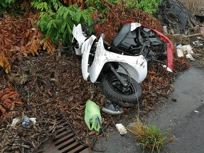 就讀明道大學史瓦帝尼籍的大四餐旅系帕姓學生，清晨6點左右與4名友人騎乘機車欲返回學校，行經文化路時疑似精神不濟一時恍神，自撞路旁不幸身亡。(民眾提供／吳建輝彰化傳真)