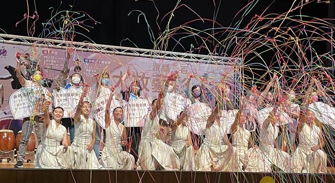 优人神鼓演出「鼓声圆满」，15日率先在和美镇和仁国小操场登场。（吴敏菁摄）