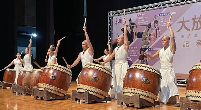 优人神鼓演出「鼓声圆满」，15日率先在和美镇和仁国小操场登场。（吴敏菁摄）