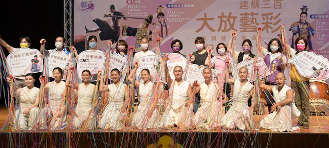 优人神鼓演出「鼓声圆满」，15日率先在和美镇和仁国小操场登场。（吴敏菁摄）