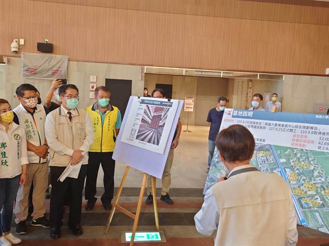 台南市长黄伟哲(左三)今天视察大台南会展中心。(曹婷婷摄)