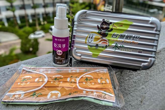 参加参山处13条台湾观巴新路线，2人成行加码赠送喔熊防疫包。（罗浚滨摄）
