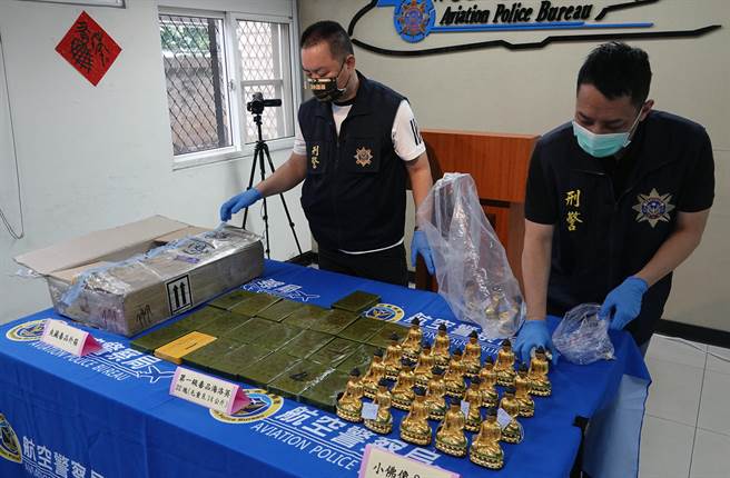 以高姓男子为首的不法集团，以航空包裹自缅甸仰光进口24尊佛像佛像，直接以22块双狮地球标高纯度海洛因砖当作夹层隔板企图闯关，遭航空警察局及关务署台北关缉毒干员识破，循线逮捕刘姓、范姓、林姓、邱姓、高姓等5名嫌犯，讯后依涉嫌违反毒品危害防制条例移送桃检侦办。（陈麒全摄）