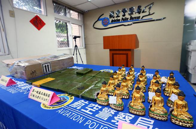 以高姓男子为首的不法集团，以航空包裹自缅甸仰光进口24尊佛像佛像，直接以22块双狮地球标高纯度海洛因砖当作夹层隔板企图闯关，遭航空警察局及关务署台北关缉毒干员识破，循线逮捕刘姓、范姓、林姓、邱姓、高姓等5名嫌犯，讯后依涉嫌违反毒品危害防制条例移送桃检侦办。（陈麒全摄）
