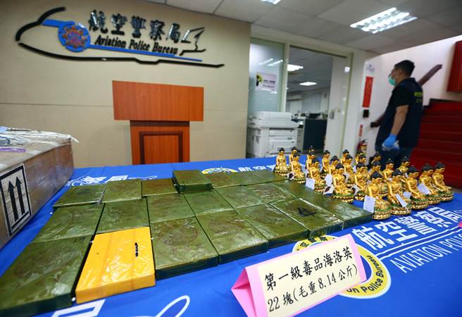 以高姓男子为首的不法集团，以航空包裹自缅甸仰光进口24尊佛像佛像，直接以22块双狮地球标高纯度海洛因砖当作夹层隔板企图闯关，遭航空警察局及关务署台北关缉毒干员识破，循线逮捕刘姓、范姓、林姓、邱姓、高姓等5名嫌犯，讯后依涉嫌违反毒品危害防制条例移送桃检侦办。（陈麒全摄）