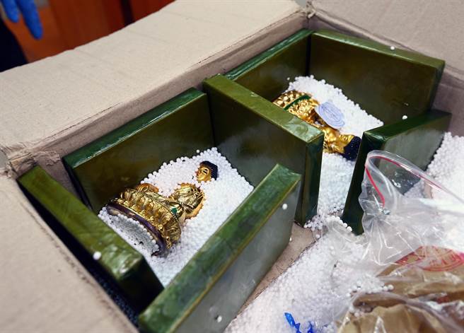以高姓男子为首的不法集团，以航空包裹自缅甸仰光进口24尊佛像佛像，直接以22块双狮地球标高纯度海洛因砖当作夹层隔板企图闯关，遭航空警察局及关务署台北关缉毒干员识破，循线逮捕刘姓、范姓、林姓、邱姓、高姓等5名嫌犯，讯后依涉嫌违反毒品危害防制条例移送桃检侦办。（陈麒全摄）