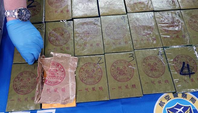 以高姓男子为首的不法集团，以航空包裹自缅甸仰光进口24尊佛像佛像，直接以22块双狮地球标高纯度海洛因砖当作夹层隔板企图闯关，遭航空警察局及关务署台北关缉毒干员识破，循线逮捕刘姓、范姓、林姓、邱姓、高姓等5名嫌犯，讯后依涉嫌违反毒品危害防制条例移送桃检侦办。（陈麒全摄）