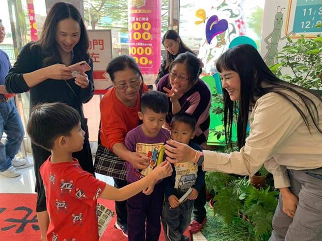 （亚泥举办生态园区巡迴展，吸引数十万民眾，在都市里也能体验生态知识。图／亚泥提供）