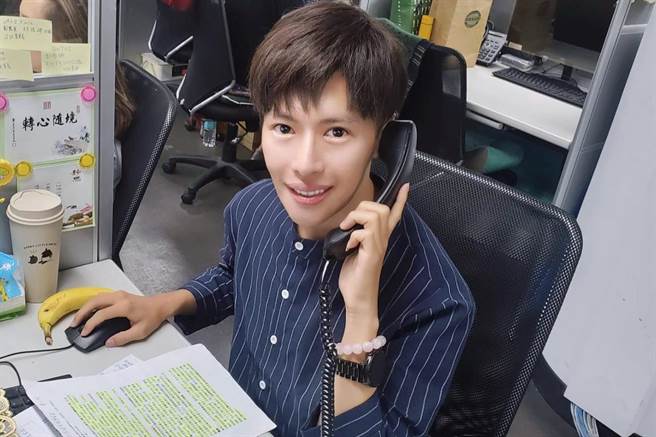 林语菲斜杠初体验 暂卸歌手化身电话行销客服 。（菲常动人音乐提供）   