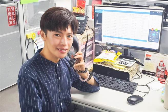 林语菲斜杠初体验 暂卸歌手化身电话行销客服 。（菲常动人音乐提供）   