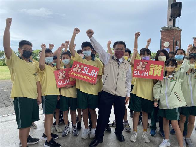 沙崙國中將轉型K-12全雙語學校，台南市長黃偉哲今天前往視察。(曹婷婷攝)