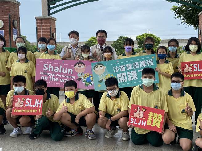 沙崙國中將轉型K-12全雙語學校，台南市長黃偉哲(中)期勉沙崙全雙語學校帶動南市成為雙語城市。(曹婷婷攝)