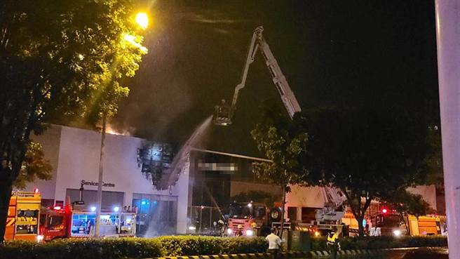 上个月刚开幕的台南市中西区中华车厂展示暨服务中心，13日凌晨1点45分招牌突然起火燃烧。（民眾提供／曹婷婷台南传真）