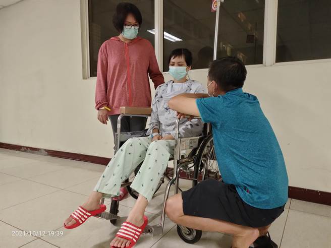 屏东超商女店员视力恢復良好，双眼纱布已经拆除。(庄全成提供)