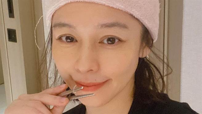 徐若瑄今日在IG上晒出私下运动的照片，火辣好身材立即吸引目光。（图／IG@vivianhsu.ironv）