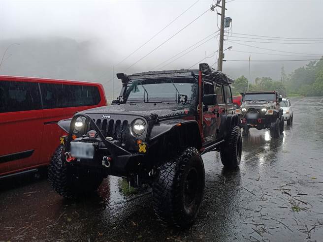 宜兰县大同乡石门溪13日传出有10多名游客受困沙洲，宜兰县政府消防局获报后已赶往救援，而第二批救难队伍于13日下午出发，包括民间吉普车与怪手。（胡健森摄）