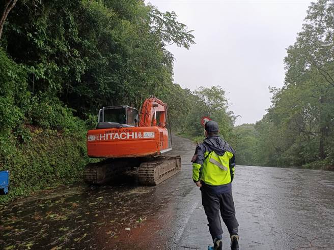 宜兰县大同乡石门溪13日传出有10多名游客受困沙洲，宜兰县政府消防局获报后已赶往救援，而第二批救难队伍于13日下午出发，包括民间吉普车与怪手。（胡健森摄）
