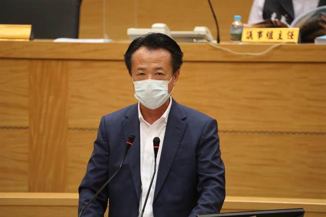 嘉义县长翁章梁今在县议会定期会进行施政报告，强调县府团队带领县民正走在转型道路上，请大家跟上步伐，朝向农工大县的道路前进。（嘉义县政府提供∕吕妍庭嘉义传真）