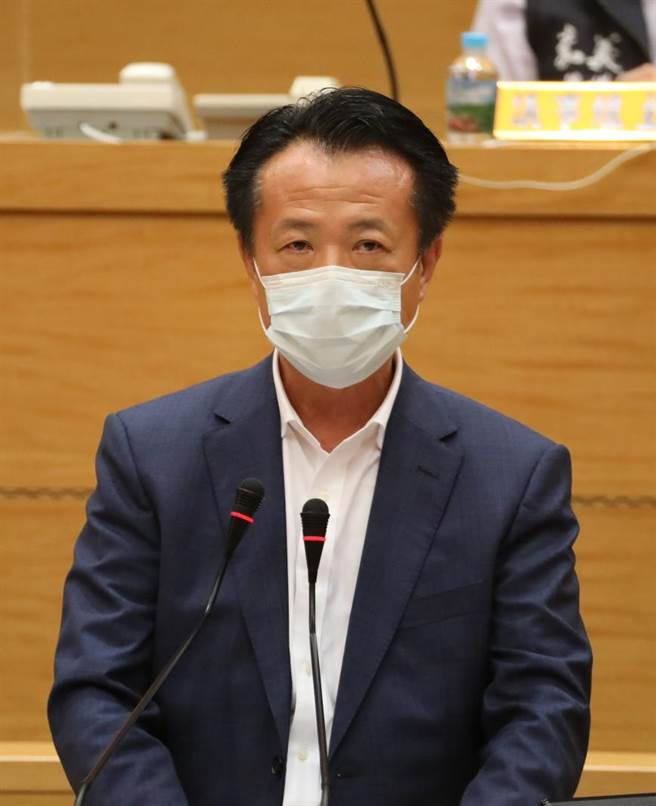 嘉义县长翁章梁今在县议会定期会进行施政报告，强调县府团队带领县民正走在转型道路上，请大家跟上步伐，朝向农工大县的道路前进。（嘉义县政府提供∕吕妍庭嘉义传真）