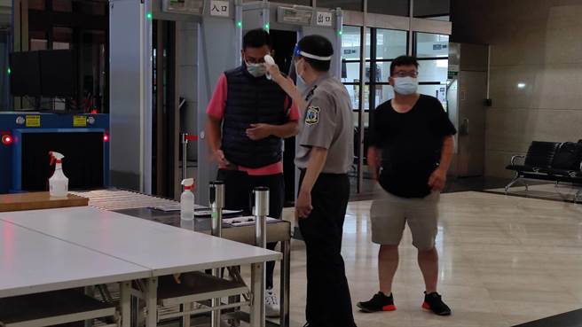 承恩公司砂石廠劉姓廠長（右一）事發後刪除手機通訊軟體，且供述與其他證人不符，法院裁定羈押並禁見。（賴佑維攝）