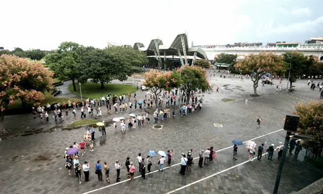 圆山花博争艳馆13日开放68岁以上长者接种第2剂莫德纳疫苗，但现场大排长龙，无动线规画，长辈雨中等疫苗。（郭吉铨摄）