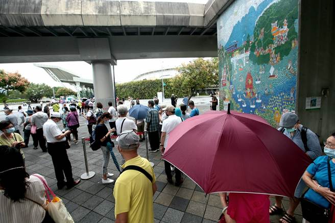 圆山花博争艳馆13日开放68岁以上长者接种第2剂莫德纳疫苗，但现场大排长龙，无动线规画，长辈雨中等疫苗。（郭吉铨摄）