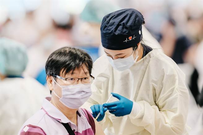 近来BNT第1剂预约情况较过去其他疫苗来得低，陈时中认为并非民眾施打意愿较低，可能是剩下的人对疫苗有犹疑，预约率相对比较低了。图为民眾打疫苗的画面。（郭吉铨摄）