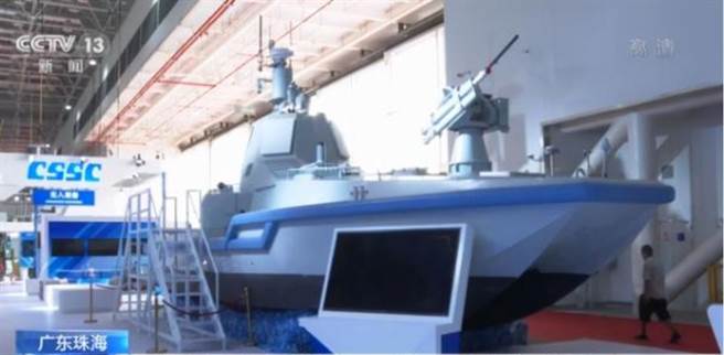 中方JARI多功能无人作战艇模型在第13届珠海航展中亮相。（央视）